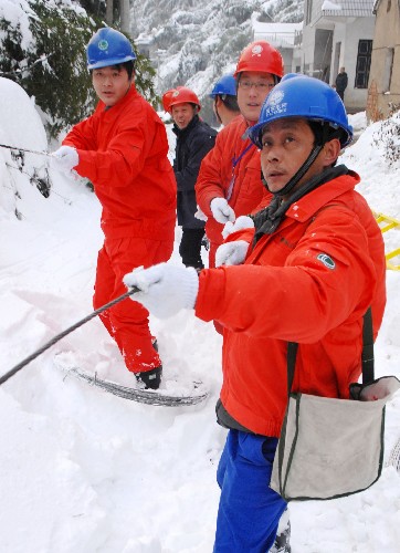 2月2日,供電搶險人員在雪中為甘溪溝村的群眾搶修電力。 新華社記者 王雷 攝