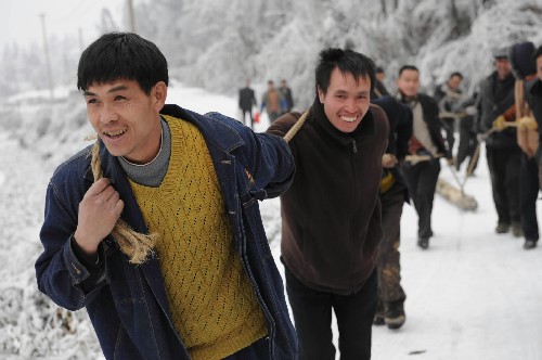 2月3日,在遭受雪凝災(zāi)害的貴陽市烏當區(qū)百宜鄉(xiāng)沙壩村,當?shù)剞r(nóng)民正在雪地里運送電線桿,搶修輸電線路。 近段時間以來,嚴重雪凝災(zāi)害導(dǎo)致貴州鄉(xiāng)村電網(wǎng)嚴重損毀,截止到2月4日上午10時,貴州省仍有8個縣的600個鄉(xiāng)鎮(zhèn)未能恢復(fù)供電。 新華社記者 楊楹 攝