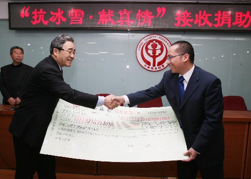 2月4日,寶馬中國和華晨寶馬汽車公司的代表(右)向中華慈善總會(huì)會(huì)長范寶俊遞交捐款支票模型。中國南方部分省份遭遇罕見冰雪災(zāi)害,社會(huì)各界積極開展援救行動(dòng)。目前,中華慈善總會(huì)接受各界捐款3000余萬元,將在近期發(fā)放到災(zāi)區(qū),以支援災(zāi)區(qū)自救。 新華社記者 袁滿 攝