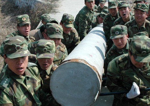 同心協(xié)力 搶修電網(wǎng) 新華社照片,南昌,2008年2月16日 同心協(xié)力 搶修電網(wǎng) 2月16日,趕赴江西省金溪縣進(jìn)行電力搶修的南京軍區(qū)某部的官兵在合力搬運(yùn)重達(dá)一噸的電線桿。自1月12日遭受冰雪災(zāi)害以來(lái),江西電網(wǎng)設(shè)施遭受重創(chuàng)。為此,南京軍區(qū)緊急調(diào)集的1.2萬(wàn)名官兵抵達(dá)江西電力設(shè)施損毀嚴(yán)重的地區(qū),執(zhí)行電力搶修任務(wù)。 新華社記者胡錦武攝