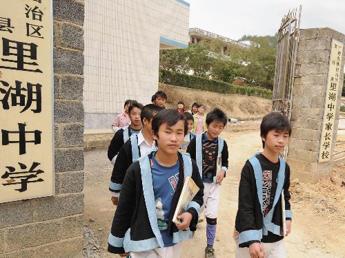2月25日,廣西河池市南丹縣里湖中學(xué)的學(xué)生放學(xué)后走出校門(mén)。當(dāng)日是廣西中小學(xué)新學(xué)期開(kāi)學(xué)第一天,雖然遭受了百年不遇的冰凍災(zāi)害襲擊,但廣西有關(guān)部門(mén)在災(zāi)后迅速開(kāi)展校舍重建工作,采取8條措施解決學(xué)校開(kāi)學(xué)問(wèn)題,確保災(zāi)區(qū)中小學(xué)如期開(kāi)學(xué)。 新華社記者 張愛(ài)林 攝