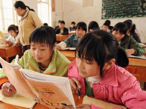 2月25日,廣西河池市南丹縣里湖中學(xué)初一年級(jí)學(xué)生在上英語(yǔ)課。 新華社記者 張愛(ài)林 攝