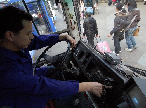 2月28日,南昌市一位公交車(chē)司機(jī)在調(diào)試車(chē)上的車(chē)載調(diào)度終端機(jī)。近日,南昌市陸續(xù)為30條公交線路的數(shù)百輛公交車(chē)安裝智能調(diào)度系統(tǒng),每輛公交車(chē)都將安裝一臺(tái)車(chē)載調(diào)度終端機(jī),通過(guò)它實(shí)現(xiàn)語(yǔ)音自動(dòng)報(bào)站、超速自動(dòng)報(bào)警、發(fā)車(chē)時(shí)刻提示、實(shí)時(shí)營(yíng)運(yùn)監(jiān)控、班次里程記錄、乘客人次檢測(cè)、刷卡數(shù)據(jù)傳送、無(wú)線對(duì)講通話等功能。 新華社發(fā)(周科攝)