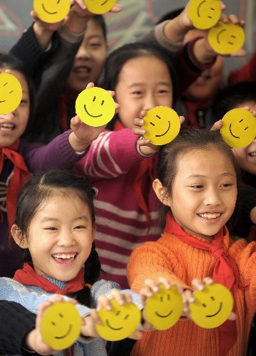 2月28日,烏魯木齊市第二十七小學(xué)三年級的學(xué)生們在展示自己的“奧運(yùn)笑臉”。 新華社記者 趙戈 攝