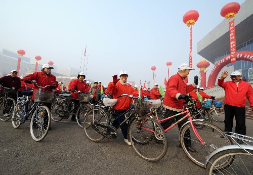 3月9日,太原市老年騎協(xié)的志愿者出發(fā)宣傳生態(tài)環(huán)保知識。 新華社記者 燕雁 攝