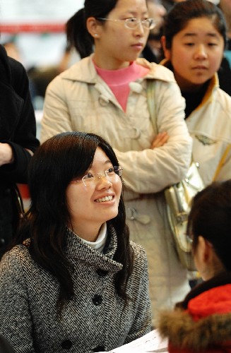 3月23日,一名女生面帶微笑地回答招聘人員的面試提問(wèn)。新華社記者 黃深鋼 攝