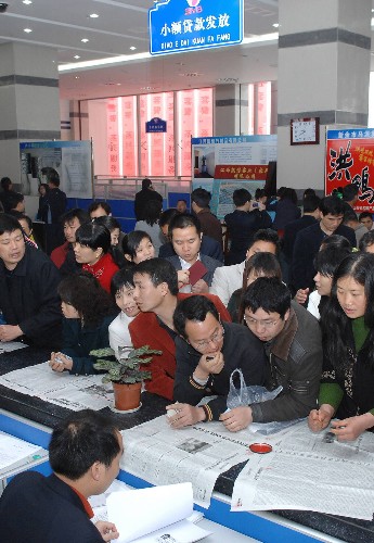 江西新余啟動(dòng)就業(yè)“民生套餐”系列服務(wù)活動(dòng) 新華社照片,新余(江西),2008年3月23日 江西新余啟動(dòng)就業(yè)“民生套餐”系列服務(wù)活動(dòng) 3月23日,再就業(yè)小額貸款發(fā)放處擠滿了貸款申請(qǐng)者。當(dāng)日,江西省新余市舉行春季招聘會(huì),同時(shí)啟動(dòng)2008年就業(yè)“民生套餐”系列服務(wù)活動(dòng),現(xiàn)場(chǎng)發(fā)放再就業(yè)小額貸款、推介創(chuàng)業(yè)項(xiàng)目。160余家單位提供了約2萬(wàn)個(gè)就業(yè)崗位,現(xiàn)場(chǎng)發(fā)放再就業(yè)小額貸款100多萬(wàn)元。 新華社發(fā)(趙春亮 攝)