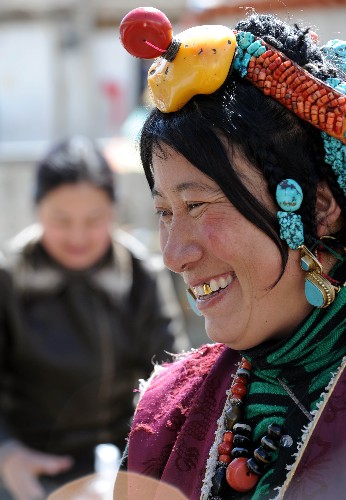 居住在拉薩城關(guān)區(qū)夏薩蘇的居民索朗拉姆露出燦爛的笑容。她告訴記者,生活正在逐步恢復(fù),很開心(3月23日攝)。