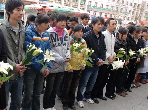 3月21日,位于拉薩市北京中路的“以純”服裝店門口,自發(fā)地來了很多各族群眾。他們在廢墟上擺放鮮花,點著蠟燭,默默地祈禱,祈禱在這里被奪去生命的5位花季女子的靈魂能夠安詳。3月14日,不法分子放火焚燒了“以純”服裝店,次仁卓嘎、楊東梅、陳佳、何欣欣和劉燕等5名服務(wù)員未能從火海逃生。 3月14日,拉薩發(fā)生不法分子打砸搶燒事件,18名無辜群眾的生命被奪走,382名群眾的人身受到傷害,幾百家店鋪被砸、被燒。生活在拉薩的人們經(jīng)歷了這場慘劇后,憤怒地控訴這場發(fā)生在拉薩城里、公然踐踏人類文明的暴行。 新華社記者 普布扎西 攝
