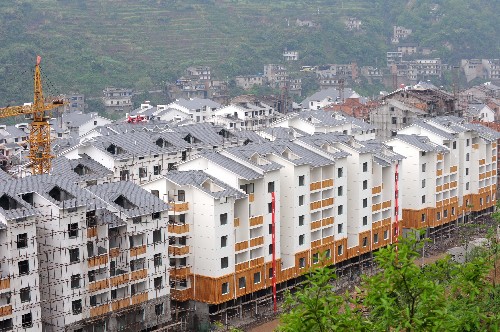 湖北省興山縣高陽鎮(zhèn)新落成的移民新居一角(4月13日攝)。 目前,三峽庫區(qū)最后一個移民集鎮(zhèn)——湖北省興山縣高陽鎮(zhèn)正加緊移民搬遷,預(yù)計5月底將搬遷結(jié)束。高陽鎮(zhèn)位于三峽庫區(qū)的支流香溪河畔,是通往神農(nóng)架、鄂西的咽喉。受地理?xiàng)l件限制,該鎮(zhèn)采取了在原址筑堤回填造地,使原地抬高22米,在新造地上建設(shè)移民住房的辦法進(jìn)行移民安置。 新華社記者 杜華舉 攝