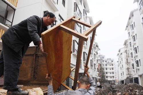 4月13日,湖北省興山縣高陽鎮(zhèn)一戶移民正在搬家。 新華社記者 杜華舉 攝