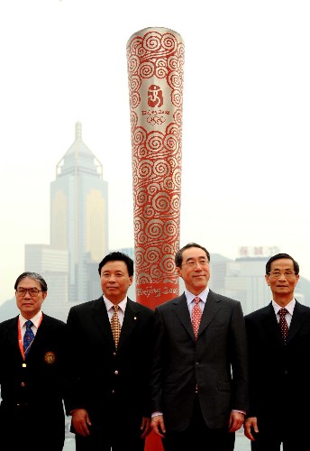 4月30日,中國香港體育協(xié)會暨奧林匹克委員會會長霍震霆(左一)、北京奧組委執(zhí)行副主席楊樹安(左二)、中國香港特區(qū)政府政務司司長唐英年(左三)等嘉賓在祥云火炬雕塑前合影。 新華社記者 周文杰 攝