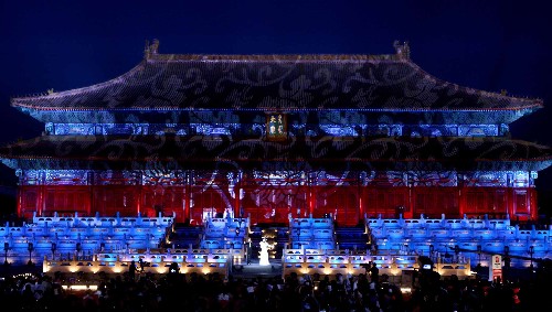 4月30日晚,北京奧運(yùn)會(huì)倒計(jì)時(shí)100天慶祝活動(dòng)暨第四屆北京2008奧運(yùn)會(huì)歌曲評(píng)選活動(dòng)頒獎(jiǎng)晚會(huì)在北京勞動(dòng)人民文化宮太廟舉行,海內(nèi)外近百位華人歌手在北京奧運(yùn)會(huì)倒計(jì)時(shí)100天之際用歌聲熱盼北京奧運(yùn)。這是晚會(huì)現(xiàn)場(chǎng)。 新華社記者 陳建力 攝