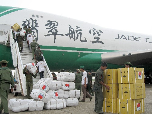 國(guó)際社會(huì)繼續(xù)向緬甸提供救援物資 新華社照片,仰光,2008年5月10日 國(guó)際社會(huì)繼續(xù)向緬甸提供救援物資 5月10日,中國(guó)政府第三批緊急援助物資抵達(dá)緬甸仰光國(guó)際機(jī)場(chǎng)。強(qiáng)熱帶風(fēng)暴“納爾吉斯”使緬甸大約150萬(wàn)人受災(zāi)。目前包括中國(guó)、泰國(guó)和印度在內(nèi)的許多國(guó)家都向緬甸提供了救災(zāi)物資和捐款。聯(lián)合國(guó)已發(fā)布緊急救災(zāi)呼吁,呼吁國(guó)際社會(huì)緊急提供1.87億美元,用于救助緬甸災(zāi)民。 新華社記者張?jiān)骑w攝