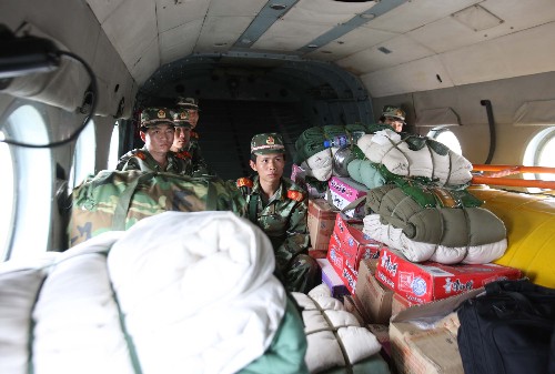 執(zhí)行唐家山堰塞湖搶險任務的直升機再次返航 堰塞湖搶險部隊人員、裝備齊聚綿陽機場,等待空投唐家山大壩(5月24日攝)。 5月25日,唐家山堰塞湖上空云霧籠罩,能見度極差,偵察機飛至安縣附近就已無法看清前方情況,無法運入大型挖掘設施。米-17直升機返回綿陽機場。 新華社記者王建民攝