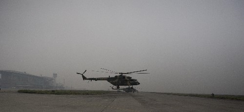 5月25日,在四川綿陽機場,米-17直升機正在降落。 當日,唐家山堰塞湖上空云霧籠罩,能見度極差,偵察機飛至安縣附近就已無法看清前方情況,無法運入大型挖掘設施。米-17直升機返回綿陽機場。 新華社記者朱煒攝