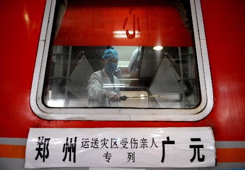 做好防疫工作 5月25日,工作人員在列車上噴灑消毒液。當(dāng)日,由四川廣元到河南鄭州運(yùn)送災(zāi)區(qū)傷員的專列到達(dá)鄭州火車站,傷員被轉(zhuǎn)移后,工作人員對(duì)列車進(jìn)行全面消毒,做好防疫工作。 新華社記者朱祥 攝