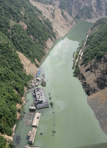 苦竹壩水位上升,已淹沒(méi)了電站的房屋(5月22日攝)。根據(jù)航空遙感資料和專家實(shí)地調(diào)查初步分析,目前四川大地震災(zāi)區(qū)發(fā)現(xiàn)34處堰塞湖,其中8處水量在300萬(wàn)立方米以上。 新華社記者王建民攝