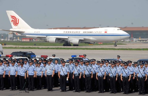 7月3日,北京首都國(guó)際機(jī)場(chǎng)公安分局在首都機(jī)場(chǎng)新專(zhuān)機(jī)樓舉行奧運(yùn)安保誓師大會(huì),參加首都機(jī)場(chǎng)安全保衛(wèi)工作的公安民警、輔警共300人莊嚴(yán)宣誓,表達(dá)誓保奧運(yùn)平安的信心和決心。 新華社記者 王建華 攝