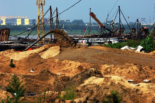 7月2日,采砂船正從淮河蚌埠市區(qū)段抽取河砂。 新華社記者 李健 攝
