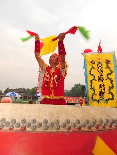7月3日,演員在表演“秦漢戰(zhàn)鼓”為圣火傳遞活動(dòng)助興。當(dāng)日,北京奧運(yùn)會(huì)圣火在陜西咸陽(yáng)傳遞。 新華社記者 劉力航 攝
