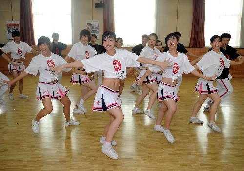 7月4日,拉拉操隊員在進(jìn)行現(xiàn)場表演展示。目前,經(jīng)過嚴(yán)格選拔產(chǎn)生的近600名北京奧運會(殘奧會)體育展示現(xiàn)場表演專業(yè)志愿者正在京郊集訓(xùn),在北京奧運會期間,這些專業(yè)志愿者將分赴各比賽場館,為激烈賽事“熱場增溫”,與現(xiàn)場觀眾激情互動,他們將會成為賽場一道靚麗的風(fēng)景線。 新華社記者 羅曉光 攝