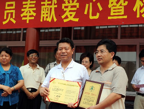 7月4日,北京市殘疾人聯(lián)合會(huì)負(fù)責(zé)人向楊建宏(前右)頒發(fā)榮譽(yù)銅牌和榮譽(yù)證書。 新華社記者 張旭 攝