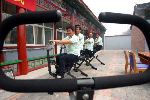 7月4日,大興區(qū)長(zhǎng)子營鎮(zhèn)殘疾人溫馨家園入住人員在使用愛心人士捐贈(zèng)的健身康復(fù)器材。 新華社記者 張旭 攝