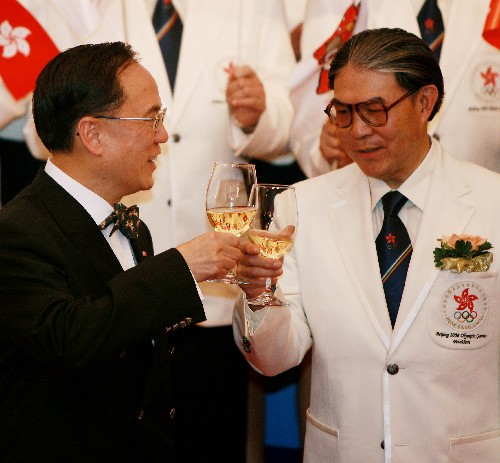 7月4日,中國香港特區(qū)行政長官曾蔭權(quán)(左)在授旗典禮上與中國香港體育協(xié)會暨奧林匹克委員會會長霍震霆舉杯祝酒。 新華社記者 周磊 攝