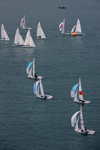 7月12日,來自各國的運(yùn)動(dòng)隊(duì)在奧帆賽海域進(jìn)行賽前訓(xùn)練。經(jīng)過青島軍民一個(gè)多月的協(xié)力奮戰(zhàn),清理海上和岸邊滸苔60余萬噸,奧帆賽場(chǎng)和周邊100多平方公里海域已基本恢復(fù)到滸苔災(zāi)害之前的正常狀態(tài),完全可以保證各國參賽運(yùn)動(dòng)隊(duì)賽前訓(xùn)練和奧運(yùn)會(huì)帆船比賽如期進(jìn)行。 新華社記者 查春明 攝