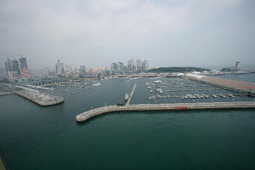 7月12日,記者在空中拍攝的整潔一新的青島奧帆賽海域。 新華社記者 查春明 攝