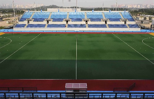 奧林匹克公園曲棍球場是北京奧運會曲棍球的比賽場館,這里將產(chǎn)生男女曲棍球兩枚金牌。除了完美詮釋北京奧運三大理念外,奧林匹克公園曲棍球場還有一個“五色花壇”的美稱。走進(jìn)這座場館,無論是人工草坪、場外地面、建筑物外觀還是觀眾座席,無一不色彩斑斕、艷麗無比,給人帶來獨特的視覺享受。圖為曲棍球場內(nèi)的人工草坪(5月16日攝)。 新華社記者 王頌 攝
