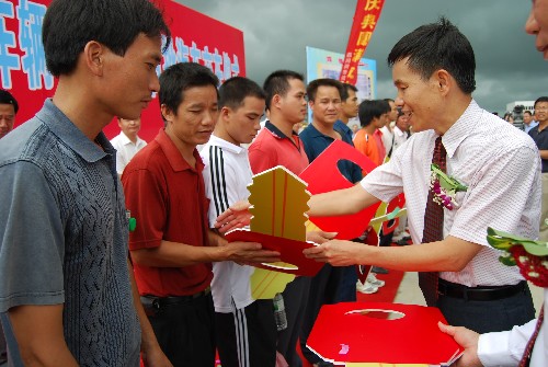 7月13日,汽車(chē)制造企業(yè)負(fù)責(zé)人將首批裝配的農(nóng)用汽車(chē)鑰匙交給客戶(hù)。當(dāng)日,面向東盟設(shè)立的廣西北部灣經(jīng)濟(jì)區(qū)內(nèi)首家整車(chē)制造企業(yè)投產(chǎn),第一批汽車(chē)下線(xiàn)并交付訂貨客戶(hù)。桂林福達(dá)集團(tuán)在北海市投資的這個(gè)整車(chē)生產(chǎn)項(xiàng)目,第一期年產(chǎn)兩萬(wàn)輛低速汽車(chē)(即農(nóng)用汽車(chē))和起重運(yùn)輸車(chē)、搶險(xiǎn)車(chē)、垃圾壓縮車(chē)等專(zhuān)用車(chē)輛。項(xiàng)目2007年7月16日動(dòng)工建設(shè),不到一年實(shí)現(xiàn)正式投產(chǎn)。 新華社記者 梁思奇 攝