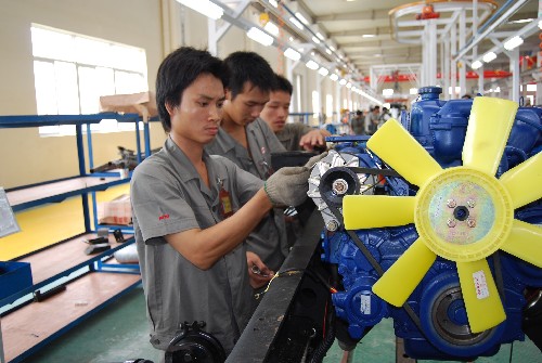 7月13日,工人在檢查汽車(chē)發(fā)動(dòng)機(jī)。 新華社記者 梁思奇 攝