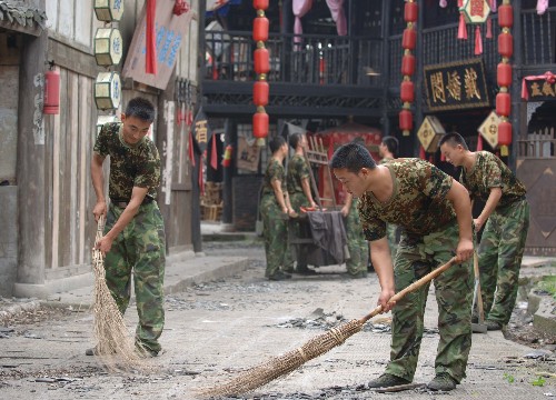 7月13日,濟(jì)南軍區(qū)裝甲師某團(tuán)的幾名官兵正在尋龍山風(fēng)景區(qū)內(nèi)的著名古鎮(zhèn)——龍隱鎮(zhèn)打掃街道。為幫助四川省綿陽(yáng)市安縣盡快恢復(fù)生產(chǎn),濟(jì)南軍區(qū)裝甲師某團(tuán)官兵積極投身安縣著名的尋龍山風(fēng)景區(qū)災(zāi)后重建工作。尋龍山風(fēng)景區(qū),地處安縣老縣城主要交通要道入口,是安縣旅游的門戶,以奇特的喀斯特地貌礫巖溶洞、石林和家喻戶曉的“王保長(zhǎng)故鄉(xiāng)”龍隱鎮(zhèn)等景點(diǎn)聞名國(guó)內(nèi)。據(jù)了解,由于部隊(duì)的積極支持,尋龍山風(fēng)景區(qū)將有望在2008年“十一黃金周”期間全面恢復(fù)風(fēng)景區(qū)的正常營(yíng)業(yè)。 新華社記者 劉潺 攝
