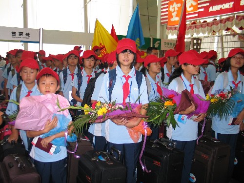 7月17日,孩子們在咸陽機(jī)場候機(jī)大廳準(zhǔn)備接受安檢。 新華社記者 許祖華 攝