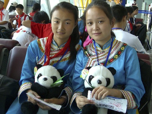 7月17日,北川中學(xué)的初二學(xué)生申婷婷(左)和鄭思蕓特意帶上了熊貓玩具,準(zhǔn)備送給俄羅斯的小朋友。 新華社記者 鄭悅 攝