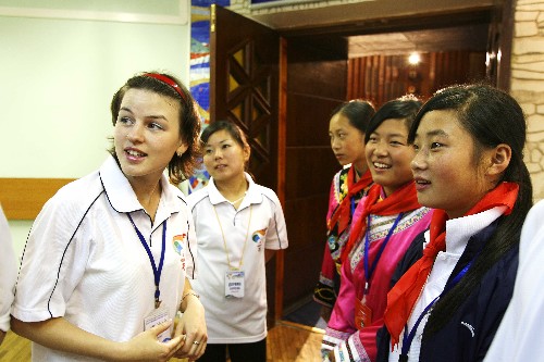 7月17日,在俄羅斯符拉迪沃斯托克市,災(zāi)區(qū)學(xué)生與俄羅斯小伙伴等翻譯幫忙。 新華社記者 鄭悅 攝