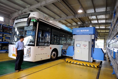 7月17日,一輛奧運(yùn)電動公交客車正在充電。據(jù)介紹,從7月20日起,50輛由我國自主研發(fā)的零排放電動公交客車組成的奧運(yùn)電動車隊(duì)將在奧運(yùn)中心區(qū)分5條線路運(yùn)營,為參加北京奧運(yùn)會和殘奧會的媒體、運(yùn)動員和技術(shù)官員服務(wù)。 新華社記者 羅曉光 攝