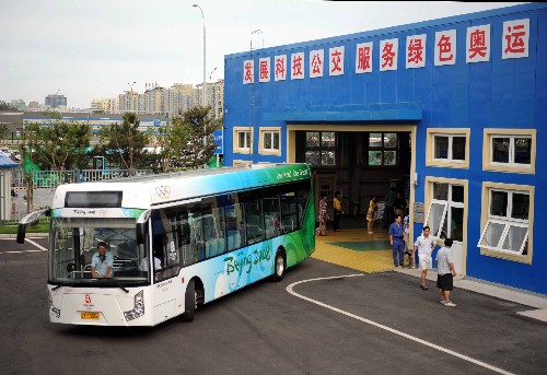 7月17日,一輛充好電的奧運(yùn)電動客車駛出充電站。 新華社記者 羅曉光 攝