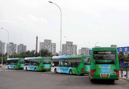 7月17日,奧運(yùn)電動公交客車停放在奧林匹克南公交場站內(nèi)。 新華社記者 羅曉光 攝