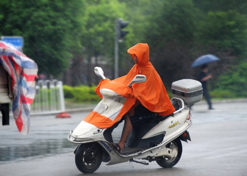 7月28日,福州市民在雨中騎行。7月28日晨,今年第8號強(qiáng)臺風(fēng)“鳳凰” 在臺灣省花蓮縣南部沿海登陸,登陸時臺風(fēng)中心附近最大風(fēng)力14級,并逐漸向福建沿海靠近。目前,受“鳳凰”影響,福建中北部沿海已出現(xiàn)11至12級的陣風(fēng)。沿海各地市普降暴雨。 新華社記者 姜克紅 攝