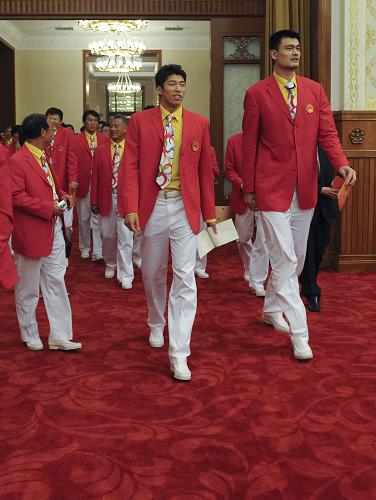 8月26日,姚明(右一)等北京奧運(yùn)會中國代表團(tuán)成員進(jìn)入人民大會堂參加慶祝晚宴。 新華社記者 劉杰 攝