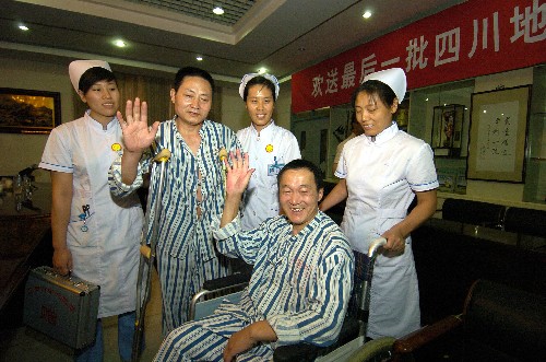 9月4日,兩位傷員楊明福(左二)、楊金濤(右二)準(zhǔn)備出院。當(dāng)日下午,兩位四川災(zāi)區(qū)傷員從濟(jì)南市中心醫(yī)院出院返鄉(xiāng),至此,山東省接收的397名四川災(zāi)區(qū)傷員已全部出院。其中388名傷員治愈返鄉(xiāng),9名傷員轉(zhuǎn)入康復(fù)機(jī)構(gòu)繼續(xù)康復(fù)療養(yǎng)。 新華社記者 范長(zhǎng)國(guó) 攝