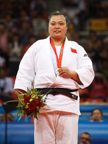 9月9日,中國選手袁艷萍在頒獎儀式上。當日,在北京2008年殘奧會柔道女子70公斤以上級金牌決賽中,袁艷萍戰(zhàn)勝巴西選手德安娜·席爾瓦,獲得冠軍。新華社記者廖宇杰攝
