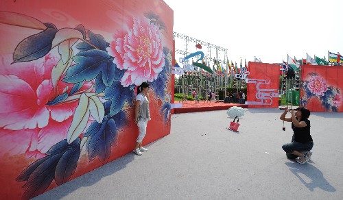 9月14日,兩位女孩在殘奧村升旗廣場(chǎng)上搭建的舞臺(tái)前拍照留念。 新華社記者 李文 攝