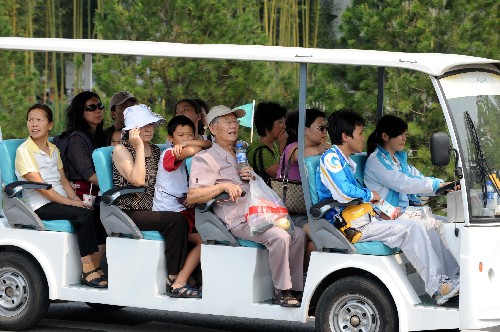 9月14日,游客乘坐電瓶車參觀奧林匹克公園。 新華社記者 李紫恒 攝