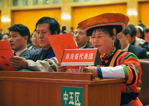 10月19日,一位來自青海省的少數(shù)民族代表在認(rèn)真閱讀選票。 新華社記者 何俊昌 攝