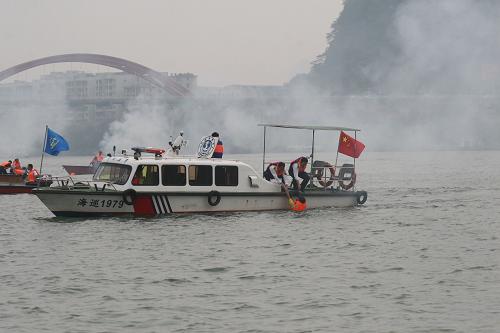 10月20日,柳州市水上搜救中心的搜救人員營(yíng)救“落水人員”。 新華社記者 黎蕊 攝