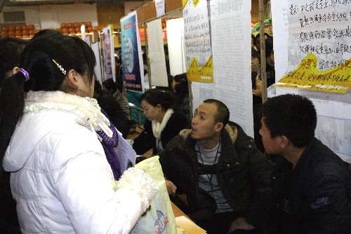 11月27日,由黑龍江大學(xué)、長(zhǎng)春工業(yè)大學(xué)以及遼寧大學(xué)共同發(fā)起的東北高校就業(yè)人才交流會(huì)在黑龍江大學(xué)體育館舉行,290余家企事業(yè)單位提供了近4000個(gè)就業(yè)崗位,吸引了近萬名應(yīng)屆畢業(yè)生。 新華社記者 熊琳 攝